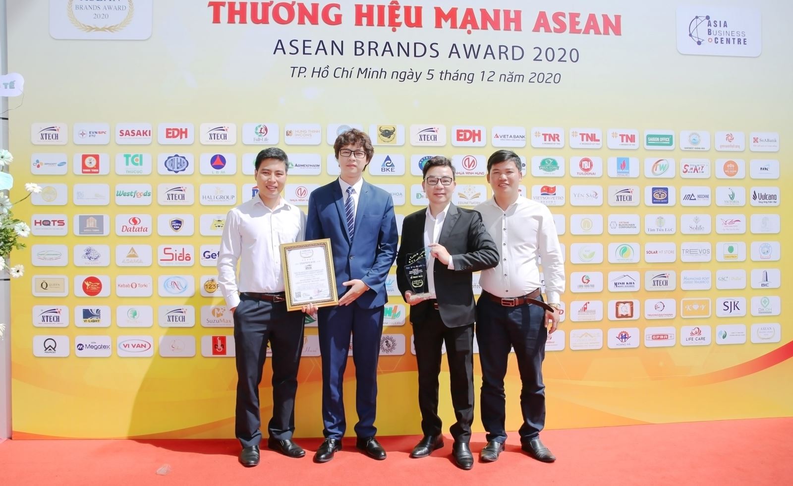 đại diện tập đoàn ntech chụp ảnh lưu niệm tại lễ trao giải thương hiệu mạnh asean 2020