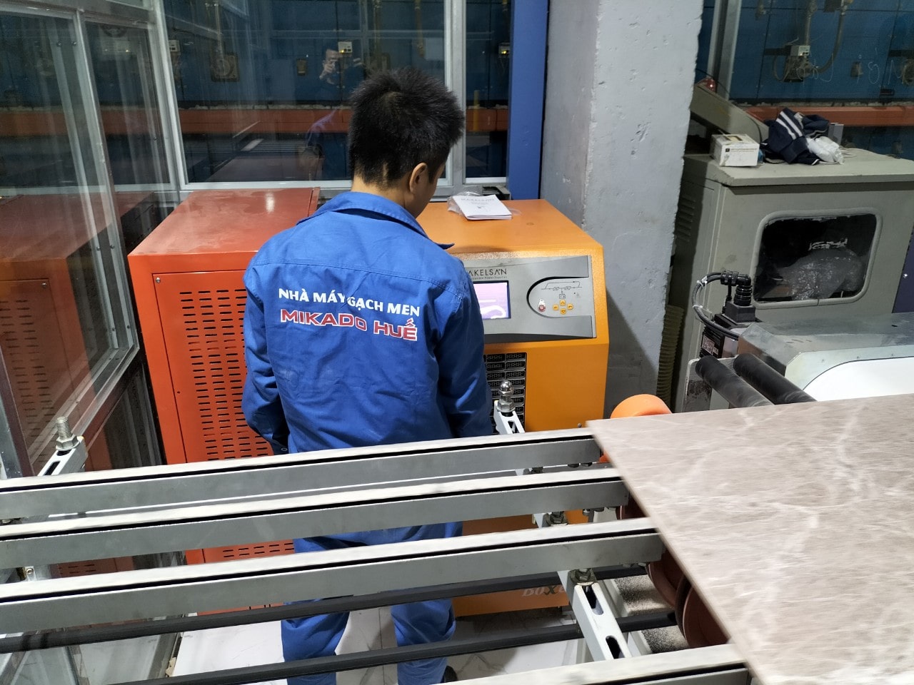 Nhân viên nhà máy gạch men Mikado đang chạy thử nghiệm bộ lưu điện ups 30kva